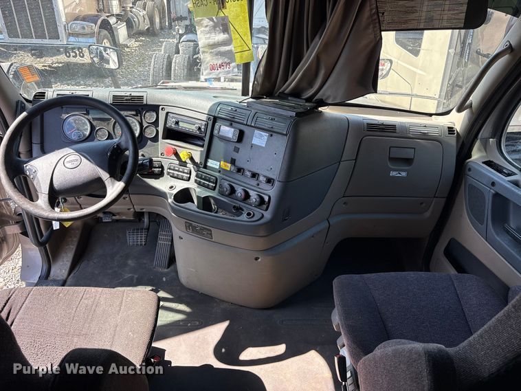 image for item YA2077 2017 Freightliner Cascadia semi truck