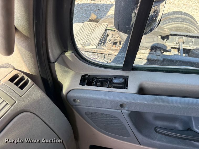 image for item YA2077 2017 Freightliner Cascadia semi truck