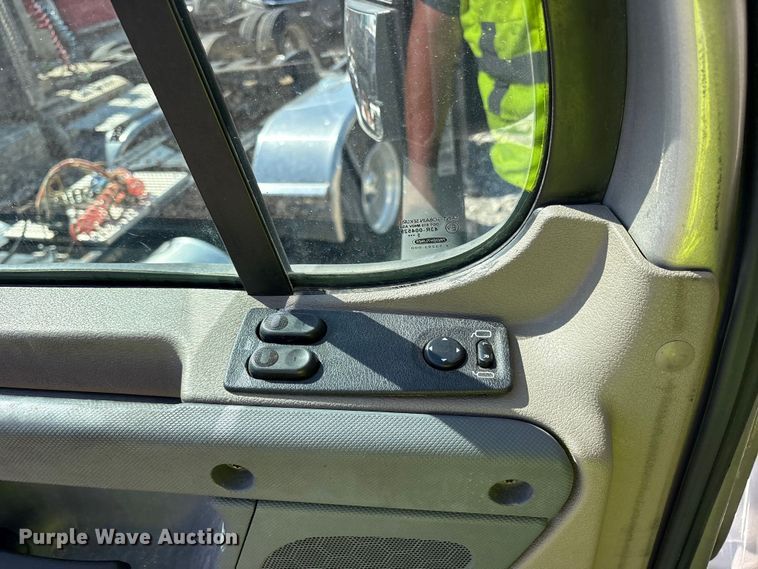 image for item YA2077 2017 Freightliner Cascadia semi truck