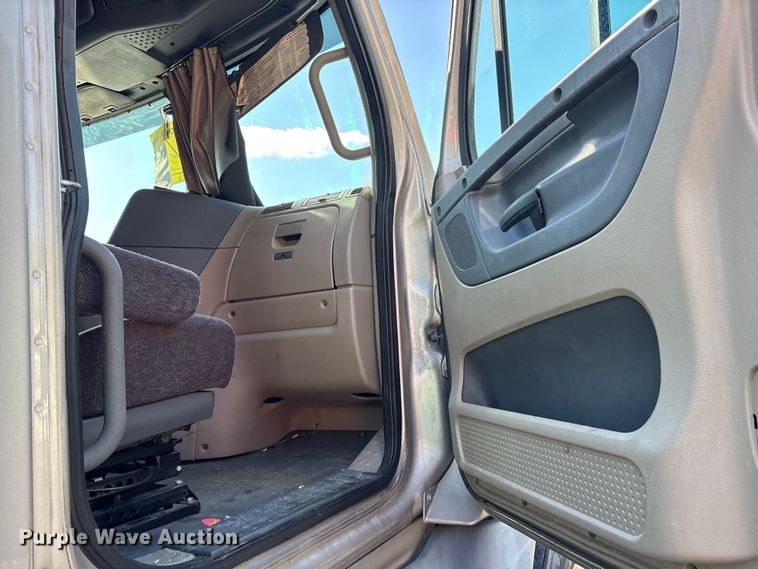 image for item YA2077 2017 Freightliner Cascadia semi truck