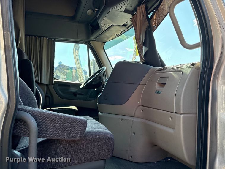 image for item YA2077 2017 Freightliner Cascadia semi truck