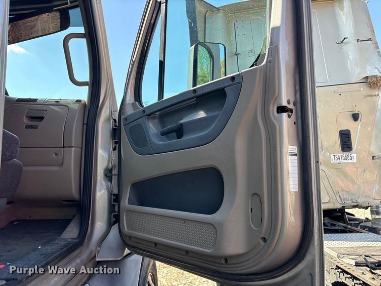 image for item YA2077 2017 Freightliner Cascadia semi truck