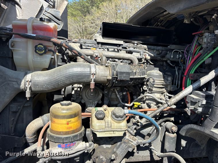 image for item YA2077 2017 Freightliner Cascadia semi truck