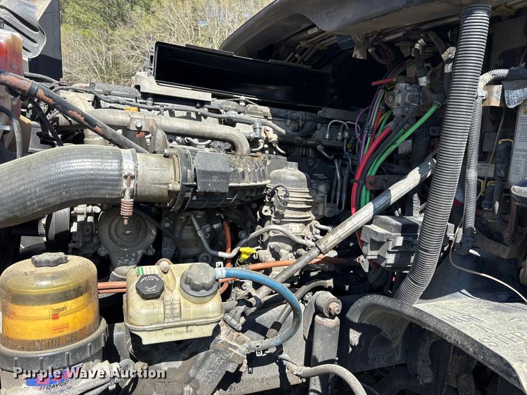 image for item YA2077 2017 Freightliner Cascadia semi truck