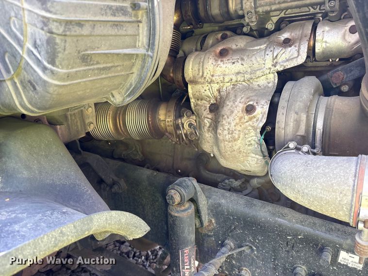 image for item YA2077 2017 Freightliner Cascadia semi truck