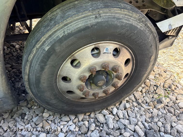 image for item YA2077 2017 Freightliner Cascadia semi truck