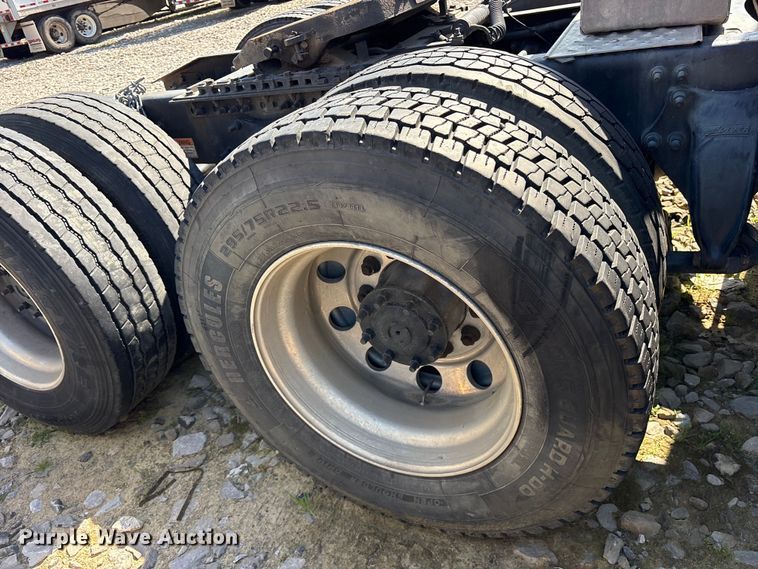 image for item YA2077 2017 Freightliner Cascadia semi truck