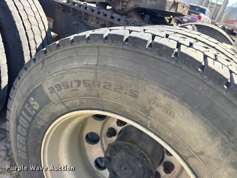 image for item YA2077 2017 Freightliner Cascadia semi truck