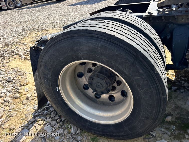 image for item YA2077 2017 Freightliner Cascadia semi truck