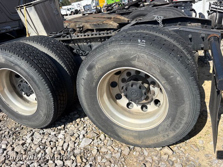 image for item YA2077 2017 Freightliner Cascadia semi truck