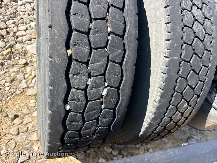 image for item YA2077 2017 Freightliner Cascadia semi truck