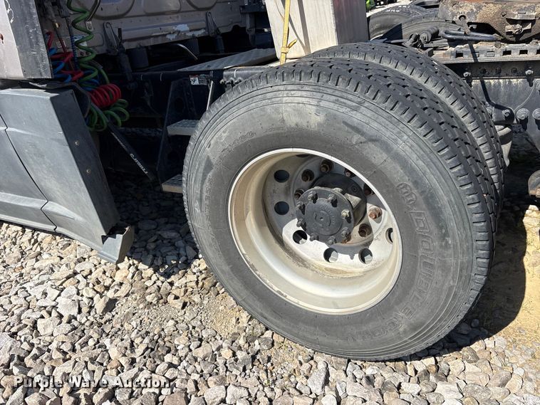 image for item YA2077 2017 Freightliner Cascadia semi truck