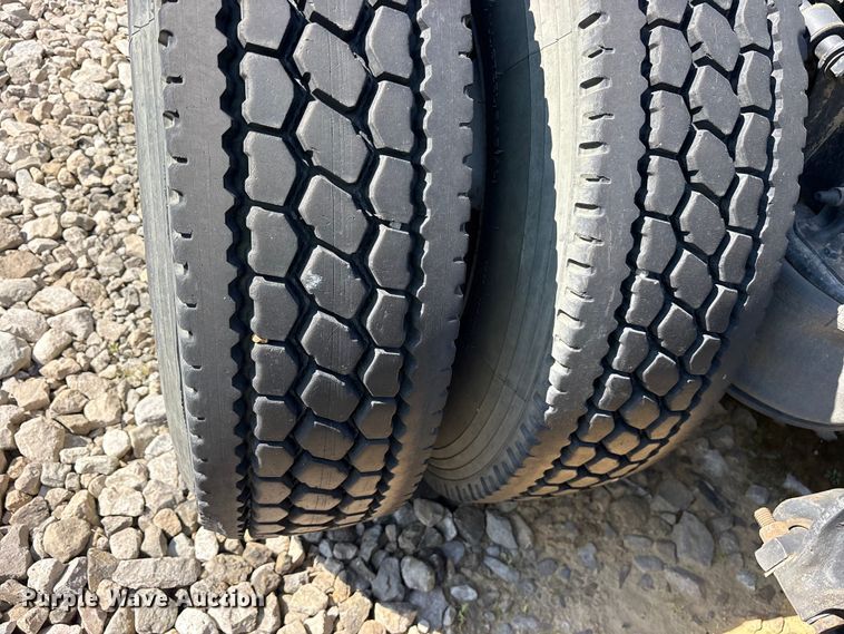 image for item YA2077 2017 Freightliner Cascadia semi truck