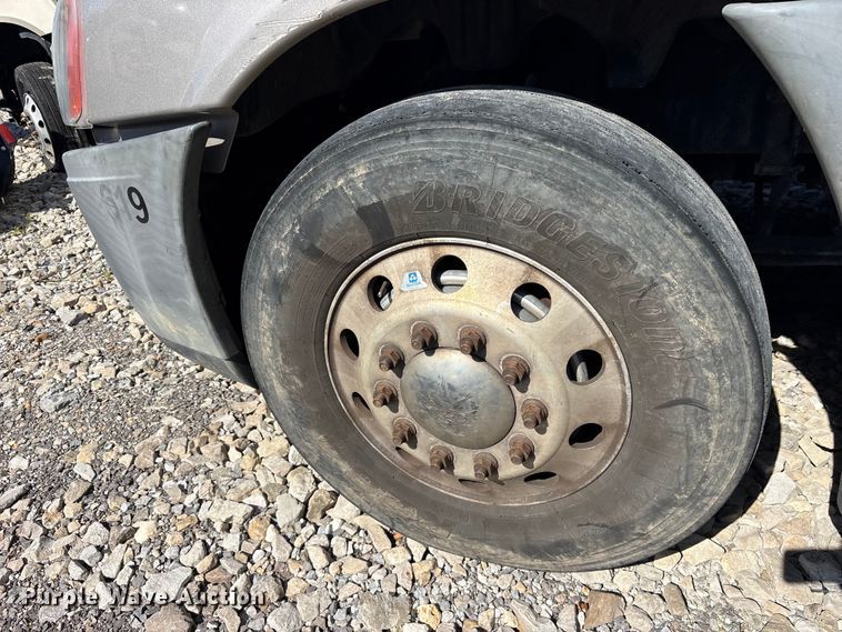 image for item YA2077 2017 Freightliner Cascadia semi truck