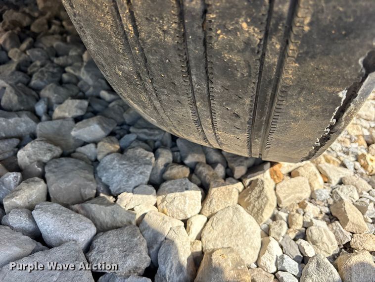 image for item YA2077 2017 Freightliner Cascadia semi truck