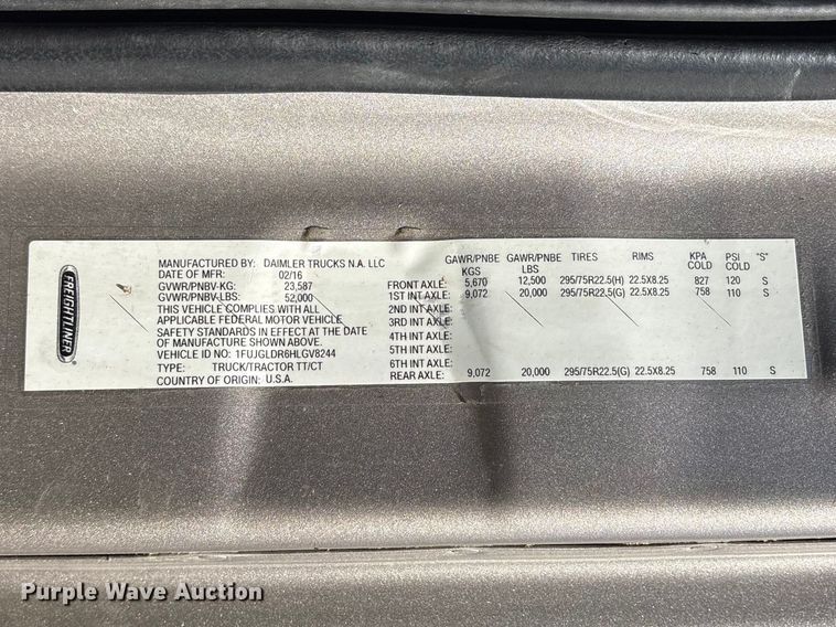 image for item YA2077 2017 Freightliner Cascadia semi truck