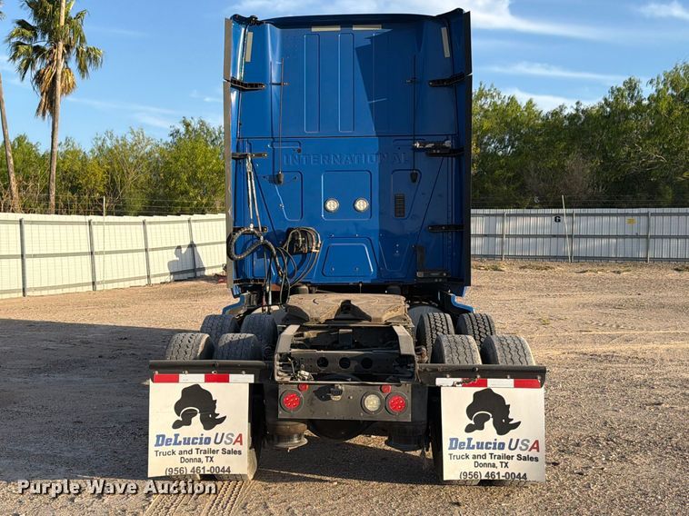 image for item YA2122 2018 International LT625 semi truck