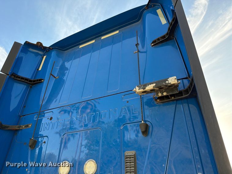 image for item YA2122 2018 International LT625 semi truck