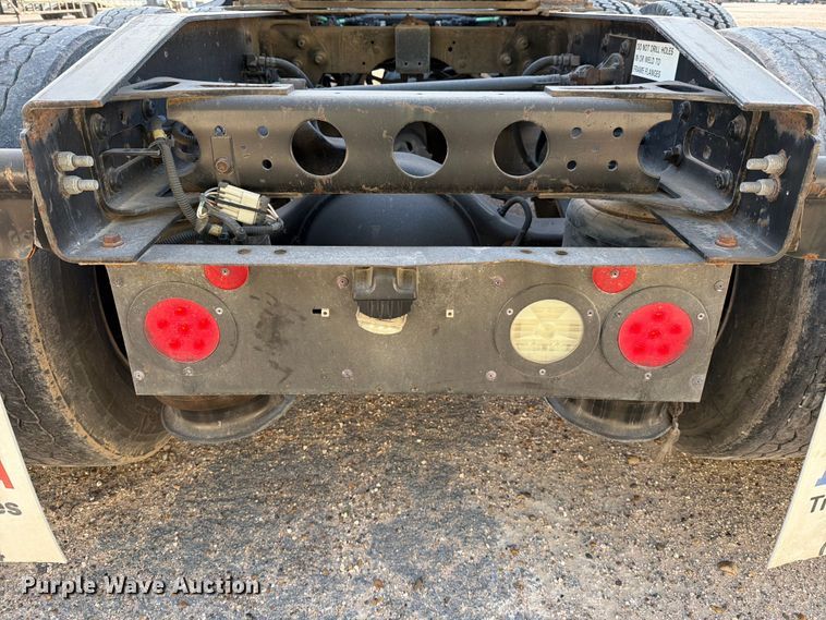 image for item YA2122 2018 International LT625 semi truck