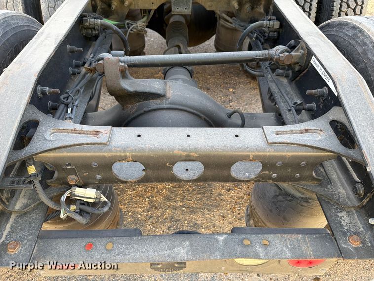 image for item YA2122 2018 International LT625 semi truck