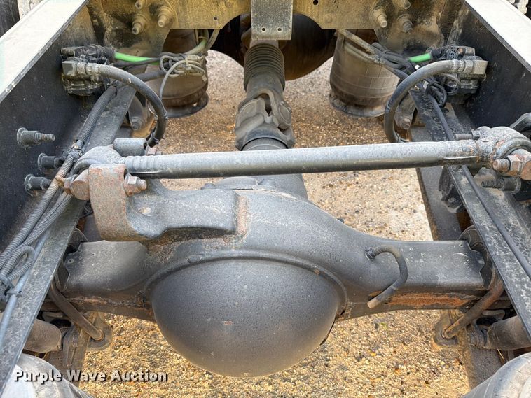 image for item YA2122 2018 International LT625 semi truck