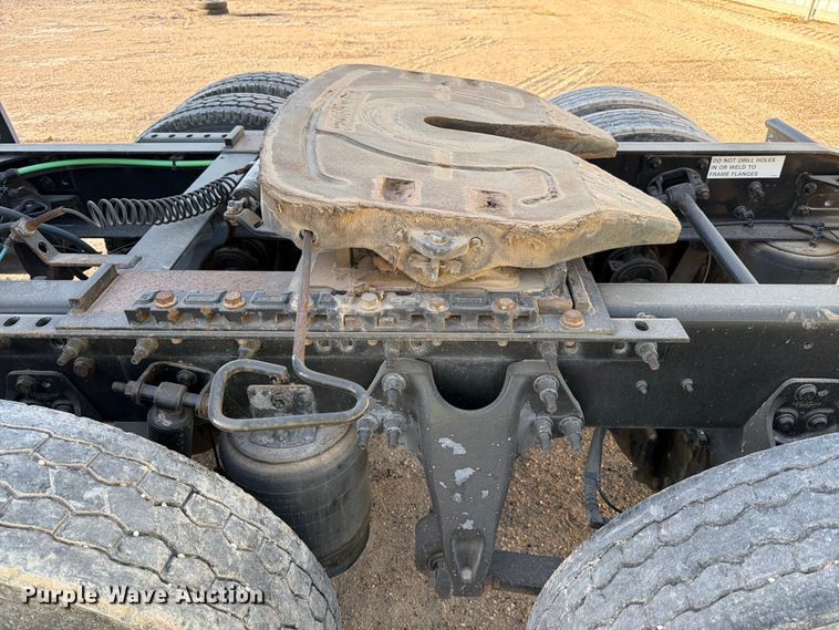 image for item YA2122 2018 International LT625 semi truck