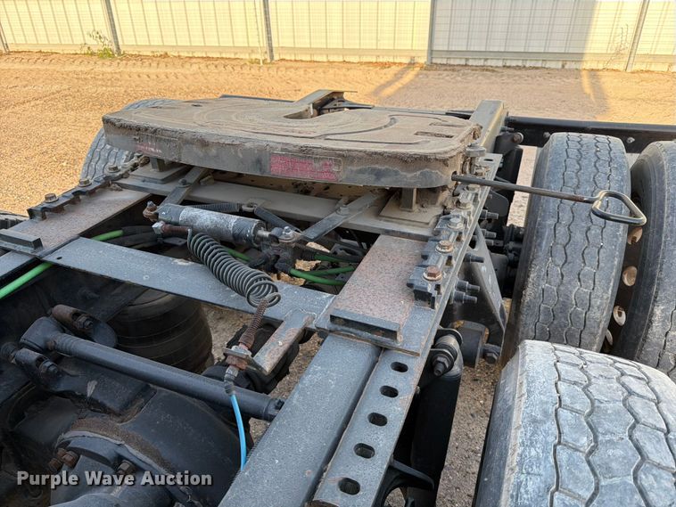 image for item YA2122 2018 International LT625 semi truck