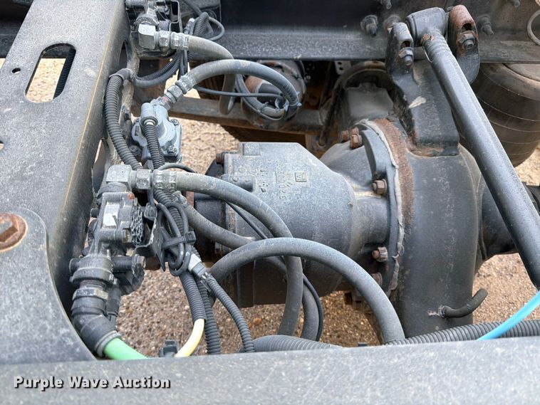 image for item YA2122 2018 International LT625 semi truck