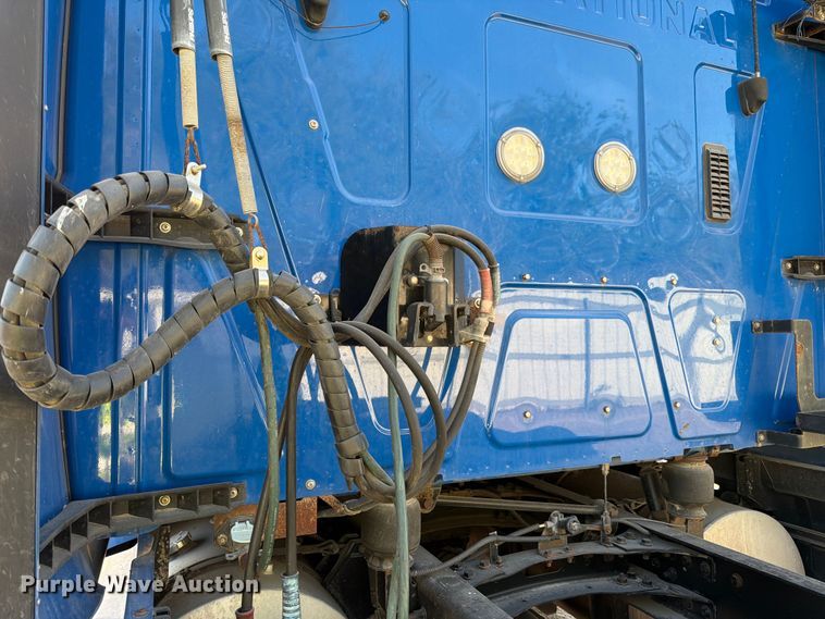 image for item YA2122 2018 International LT625 semi truck