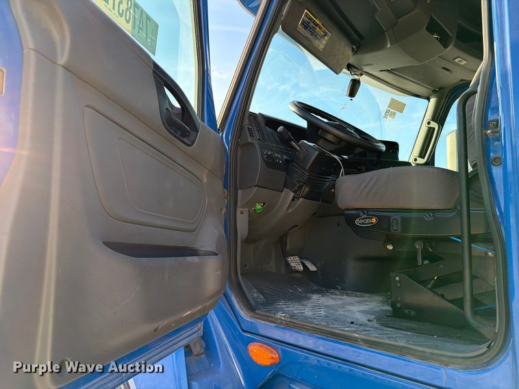 image for item YA2122 2018 International LT625 semi truck