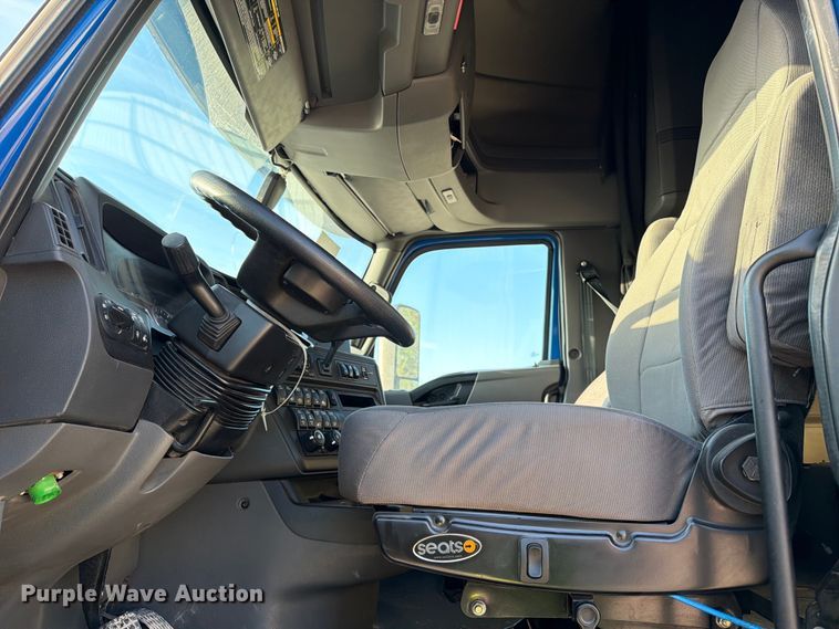 image for item YA2122 2018 International LT625 semi truck