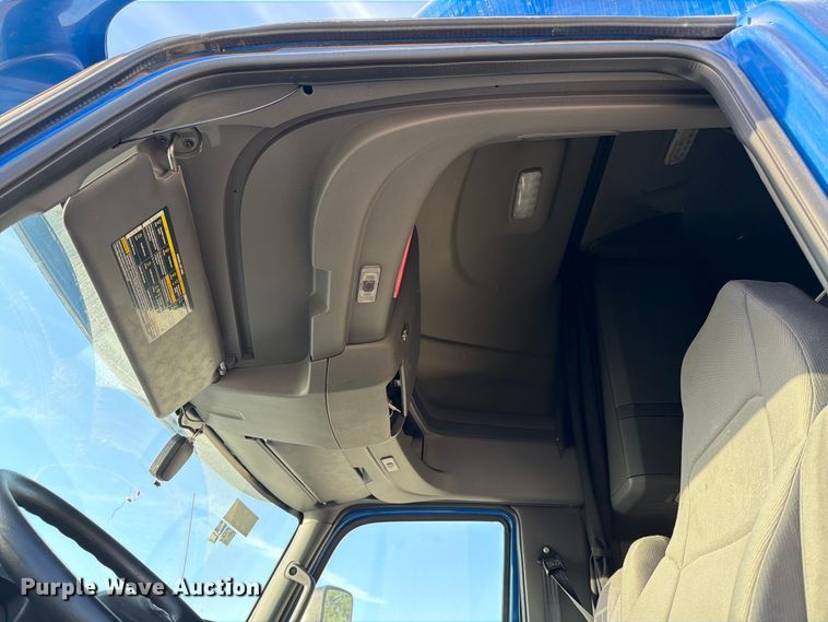 image for item YA2122 2018 International LT625 semi truck