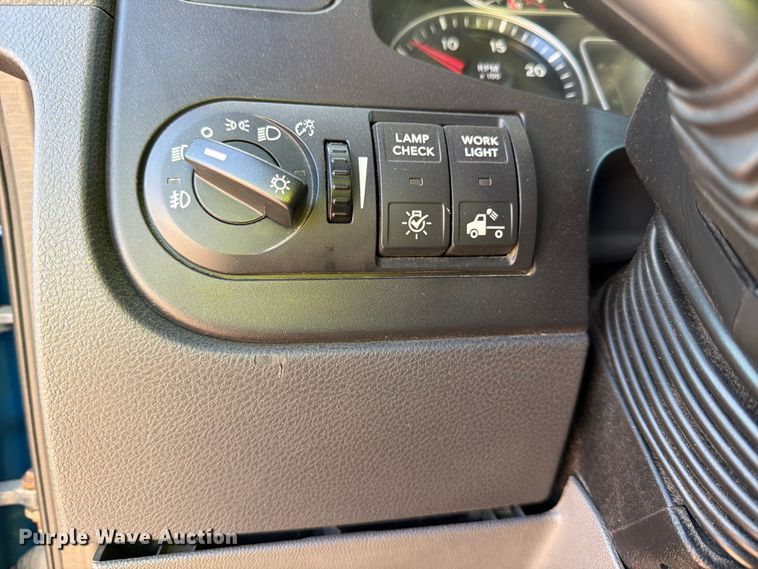 image for item YA2122 2018 International LT625 semi truck