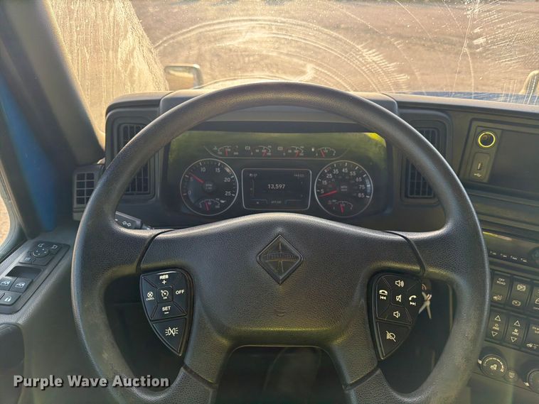 image for item YA2122 2018 International LT625 semi truck