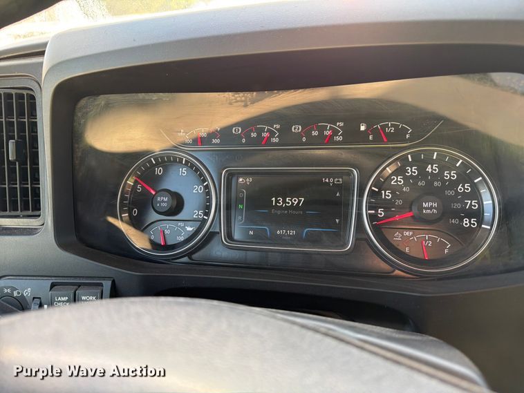 image for item YA2122 2018 International LT625 semi truck