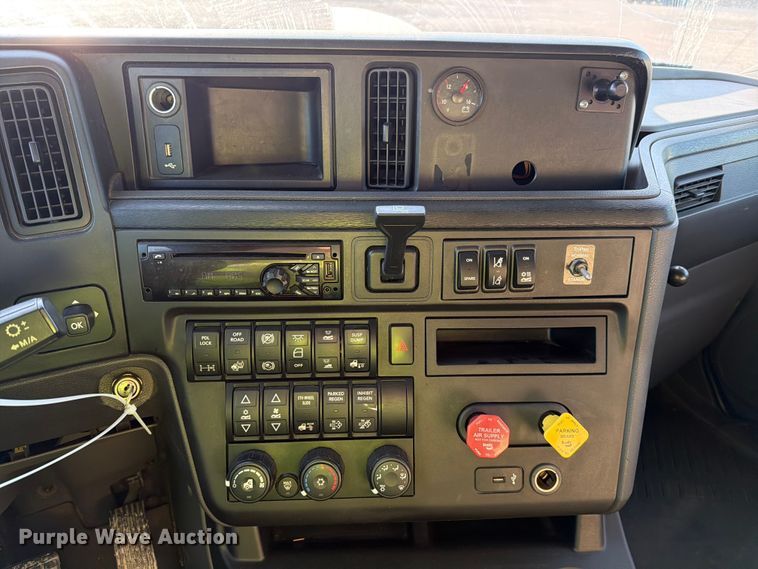 image for item YA2122 2018 International LT625 semi truck