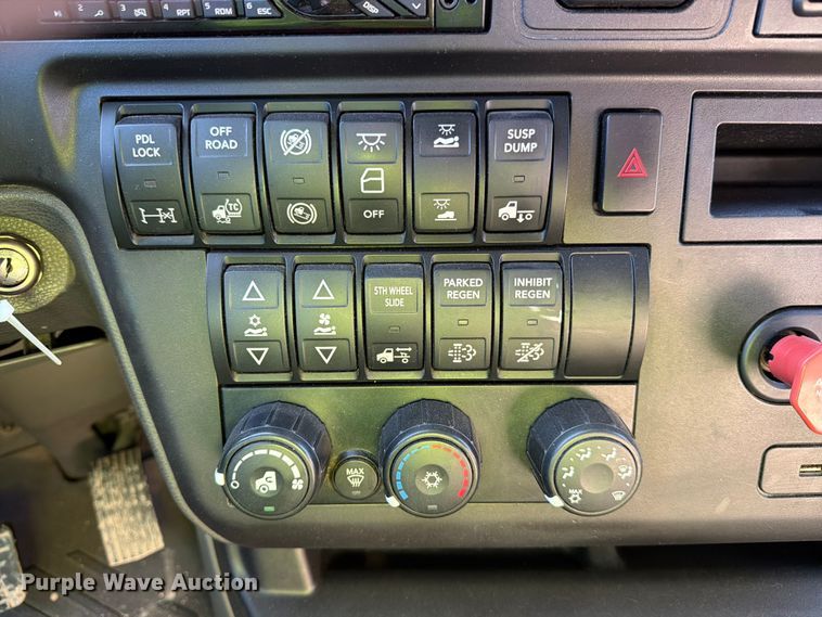 image for item YA2122 2018 International LT625 semi truck