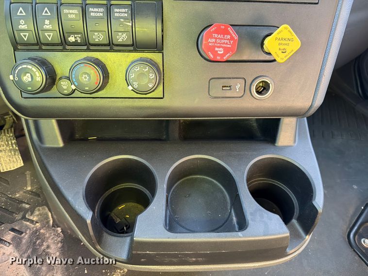 image for item YA2122 2018 International LT625 semi truck