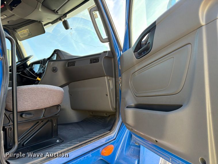 image for item YA2122 2018 International LT625 semi truck