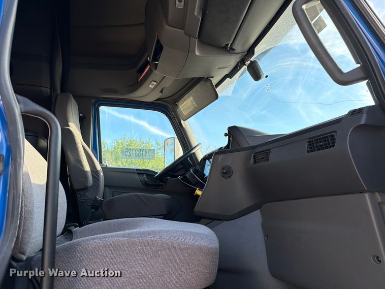 image for item YA2122 2018 International LT625 semi truck