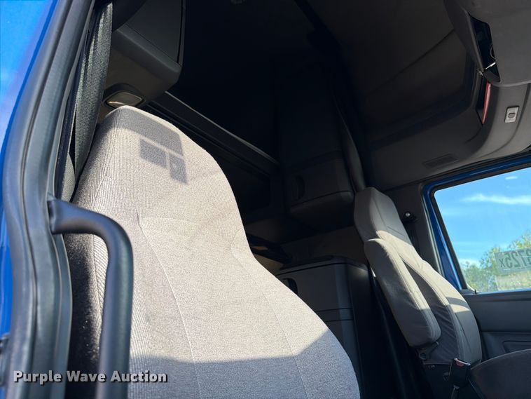 image for item YA2122 2018 International LT625 semi truck