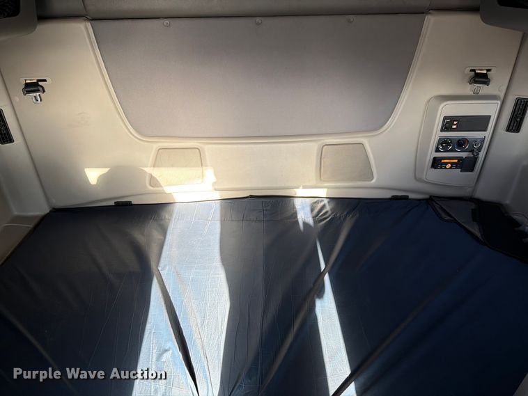 image for item YA2122 2018 International LT625 semi truck