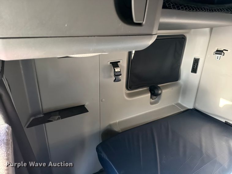 image for item YA2122 2018 International LT625 semi truck