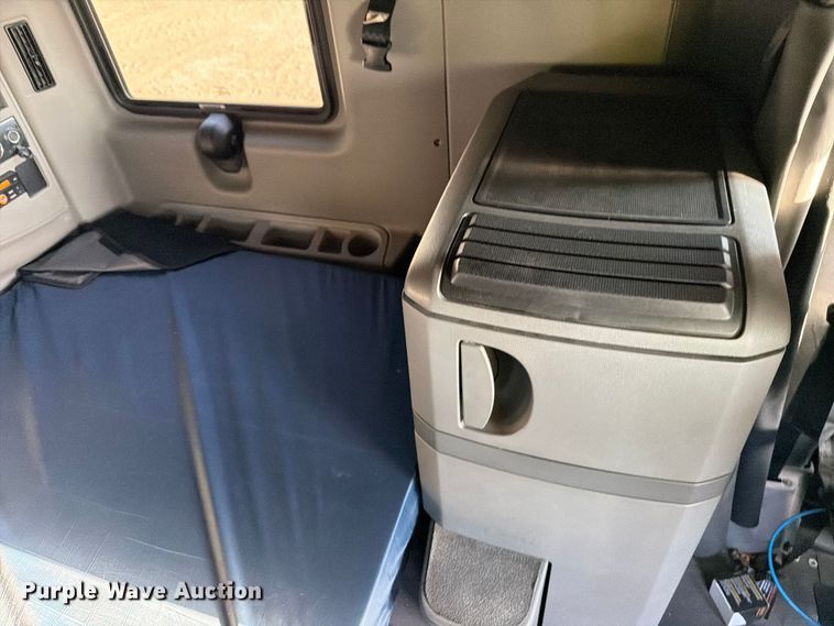 image for item YA2122 2018 International LT625 semi truck