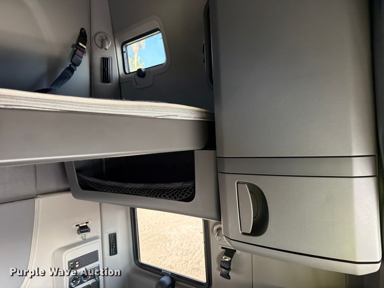 image for item YA2122 2018 International LT625 semi truck