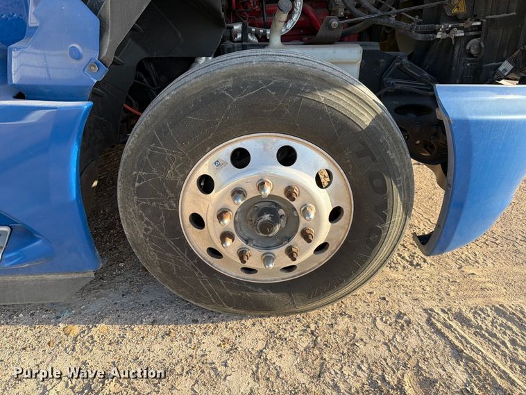 image for item YA2122 2018 International LT625 semi truck