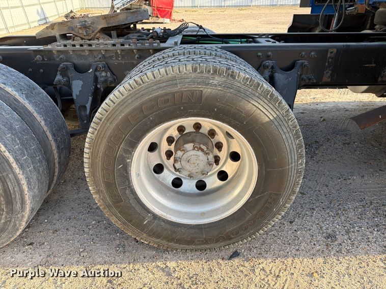 image for item YA2122 2018 International LT625 semi truck