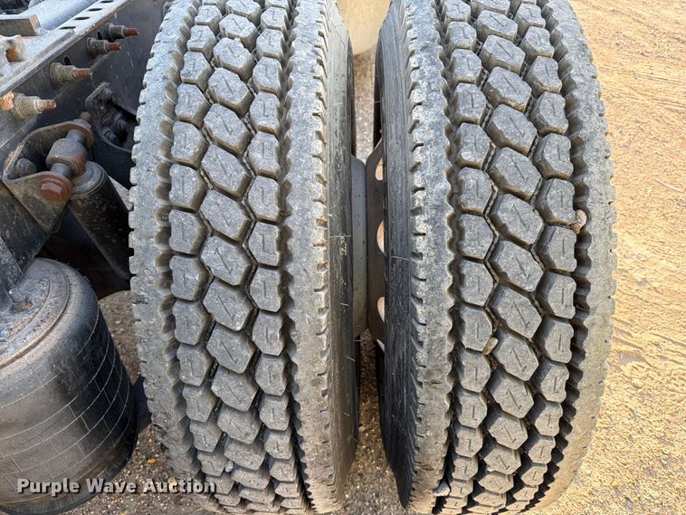 image for item YA2122 2018 International LT625 semi truck