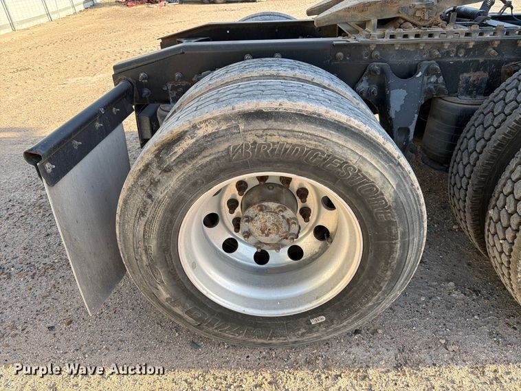 image for item YA2122 2018 International LT625 semi truck