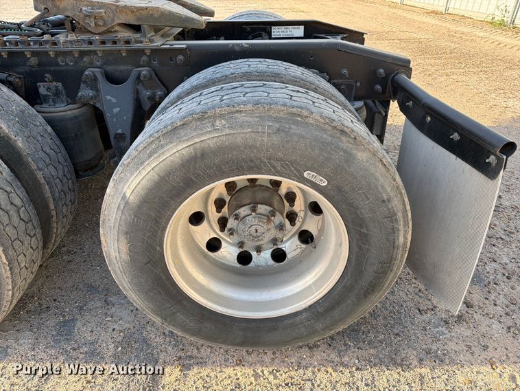 image for item YA2122 2018 International LT625 semi truck